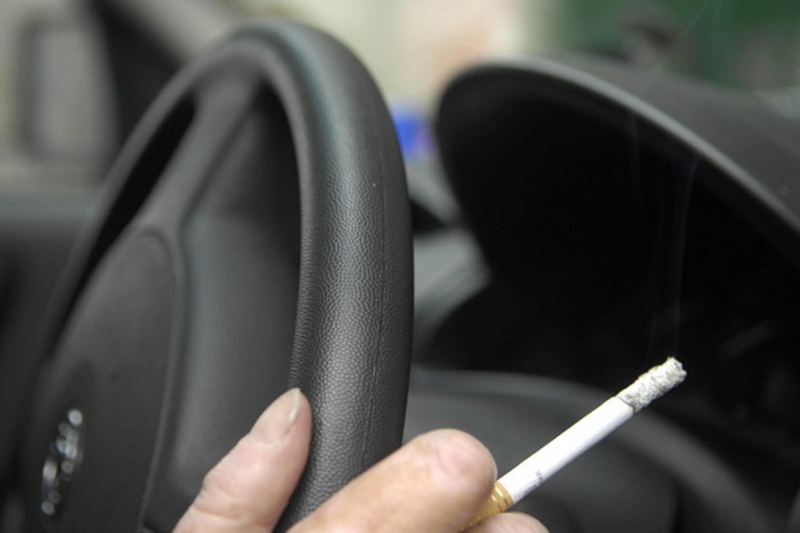 Курение действительно опасно — водитель автомобиля переехал сам себя