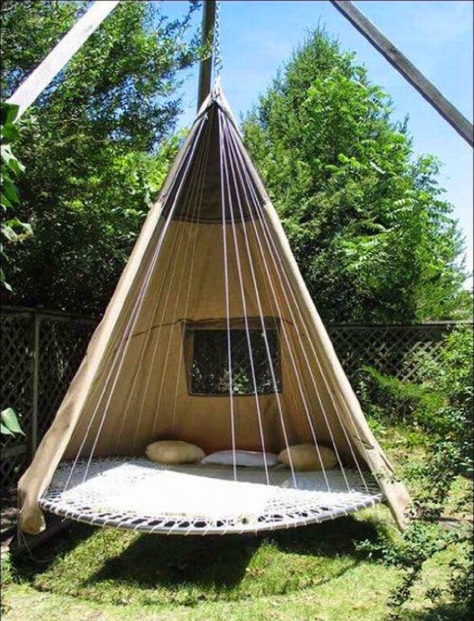 Удобное место для отдыха в саду.