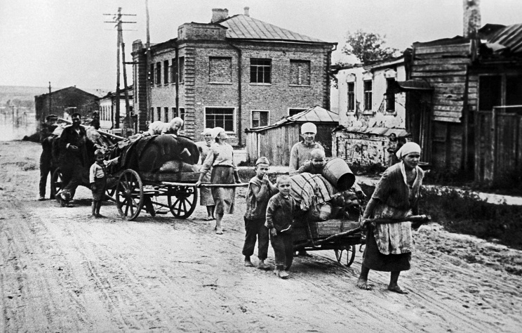 ID: 10632279 Описание: Советский Союз. Белгород. Возвращение мирных жителей домой после освобождения города, 1943 год. Фотохроника ТАСС