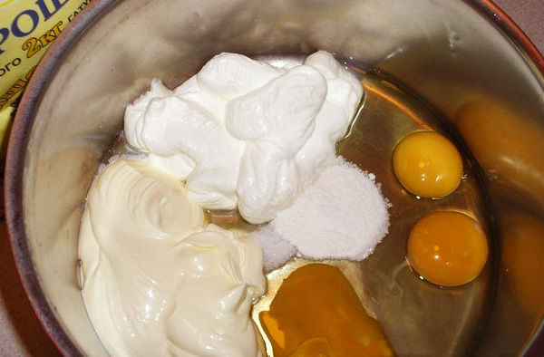 Пирог «Быстрый и вкусный» из теста на кефире со сметаной и майонезом Пирог «Быстрый и вкусный» из теста на кефире со сметаной и майонезом
