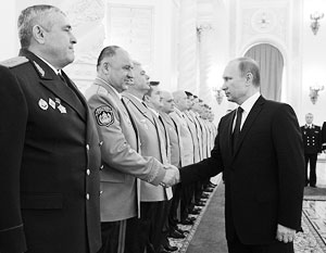 На церемонии представления высших офицеров в Кремле Путин пообещал укреплять безопасность России
