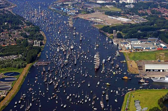 Взгляд на SAIL Amsterdam сверху. Взгляд на SAIL Amsterdam сверху.