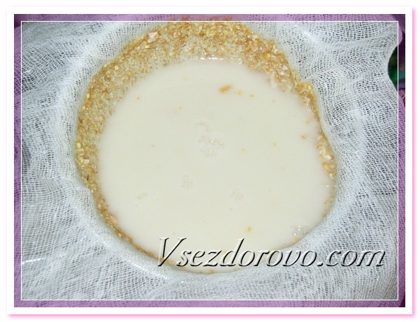 Сливаем жидкость, процеживая через марлю