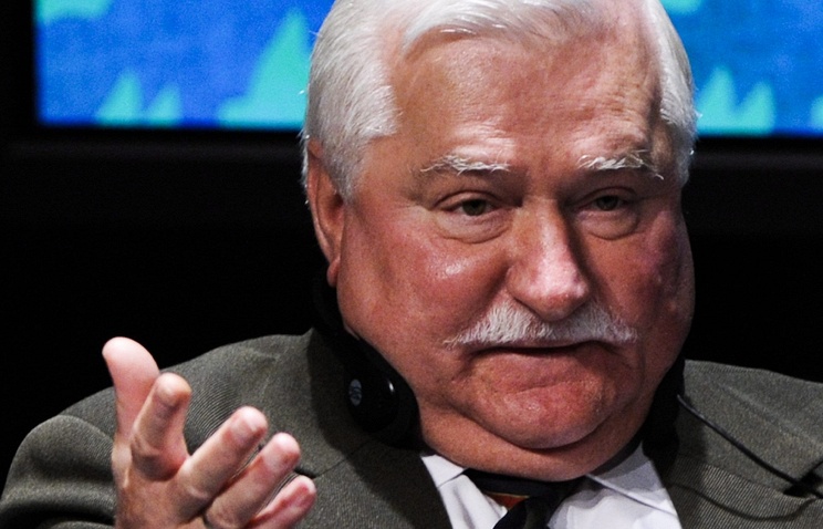 ТАСС: Экс-президент Польши Лех Валенса сломал ногу, выходя из костела