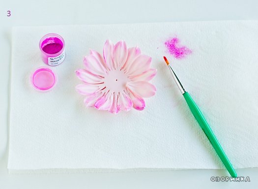 разукрашиваем цветок из сахарной мастики