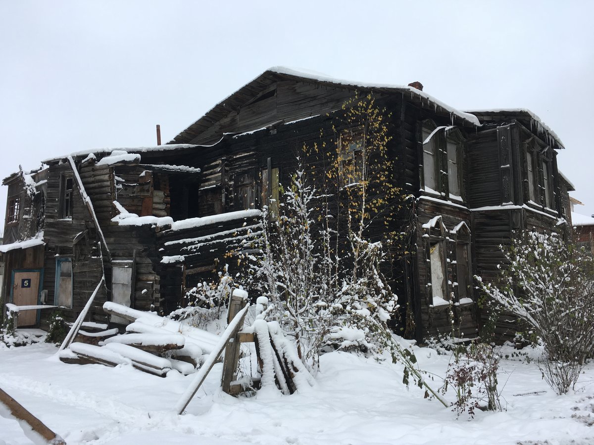 Вот вам сразу иллюстрация снежной сказки и разрушенных домиков
