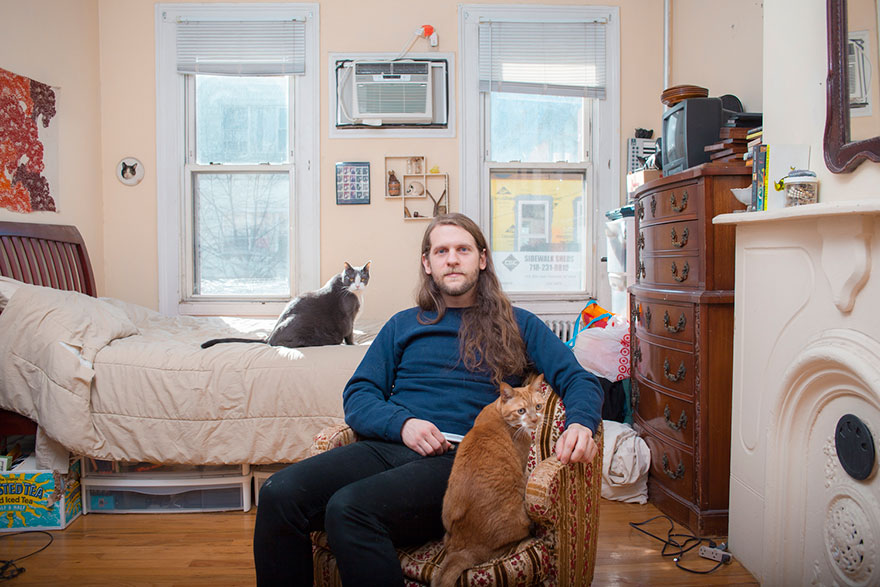 men and cats photography david williams 4 Одинокие мужчины и их котики