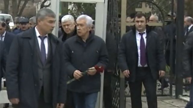 Врио главы Дагестана возложил цветы у места нападения на прихожан храма в Кизляре