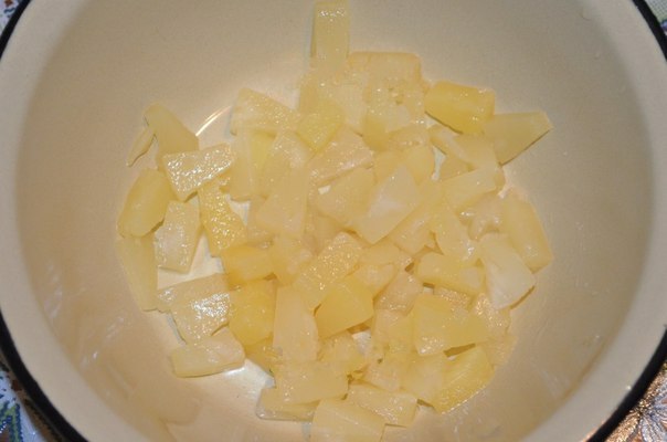 Салат с ананасами, сыром и чесноком от Наташи Чагай.