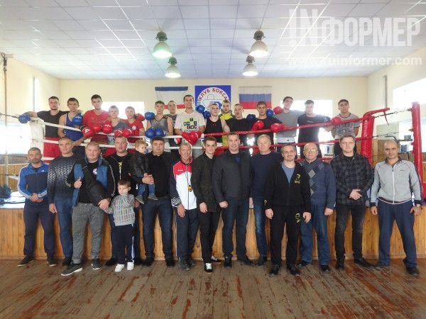 В Крыму суровые ребята в боксёрских перчатках жёстко били друг друга