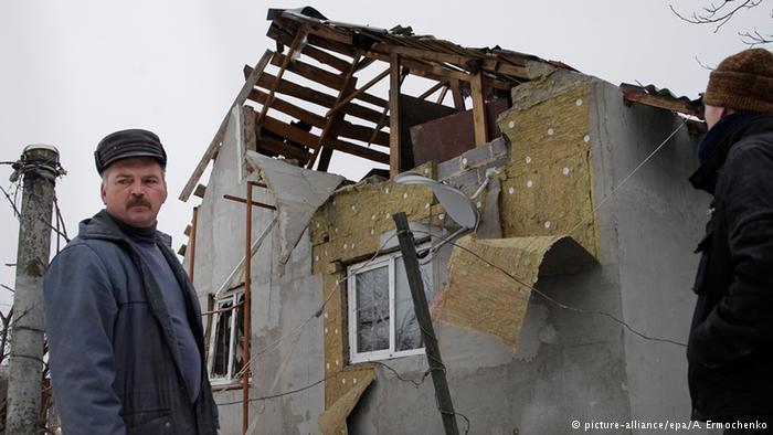 Жители Донецка у разрушенного дома 