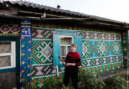 Российская пенсионерка украсила свой дом необычным способом (6 фото) Российская пенсионерка украсила свой дом необычным способом (6 фото)