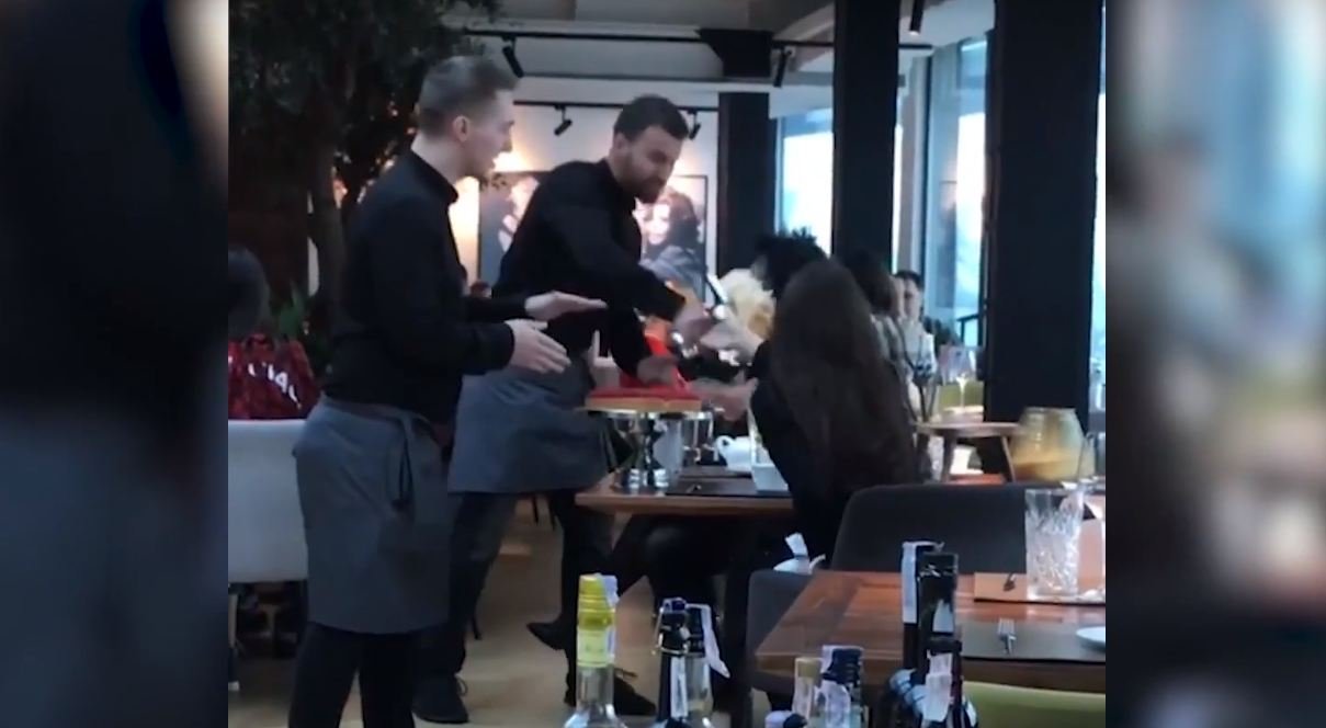 В Сети появилось видео с дерзкими официантами, запустившими торт в лицо клиентки