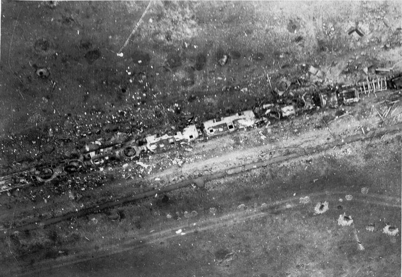 Останки немецкого бронепоезда Panzerzug 76, уничтоженного 14 апреля 1945 г. шестёркой Ил-2 Останки немецкого бронепоезда Panzerzug 76, уничтоженного 14 апреля 1945 г. шестёркой Ил-2 Великая отечественая война, архивные фотографии, вторая мировая война