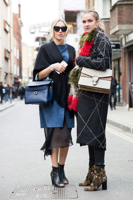 Две девушки на улицах Лондона в осенних нарядах, неделя моды - Лондон осень/зима 2016-2017