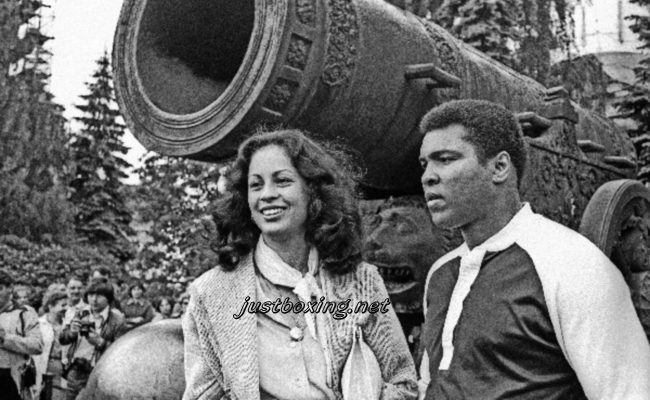 1978 г. Москва. Мухаммед Али и Вероника Порше на фоне Царь-пушки