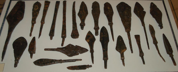 Наконечники стрел, обнаруженные во время раскопок на Золотаревском городище. Четвертый слева, несомненно, от русского арбалета