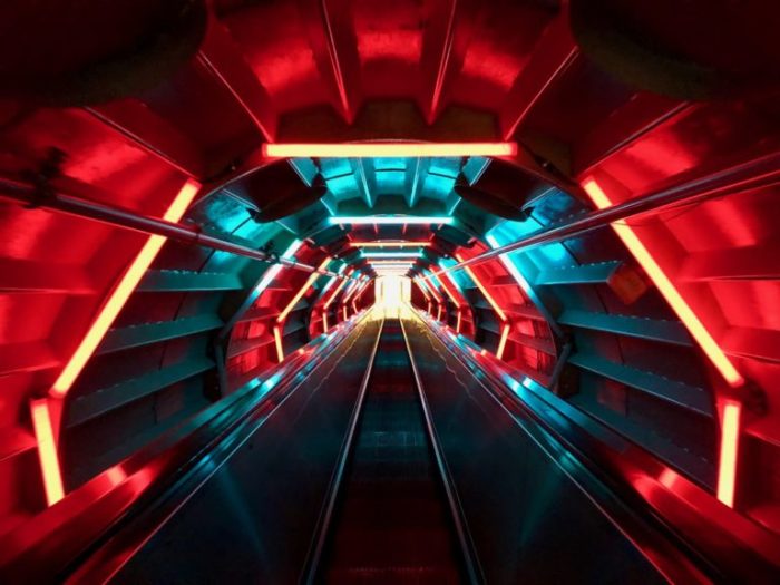 Самое яркое впечатление при посещении «Атомиума» - это путешествие из одного атома в другой по тоннелю с космическим освещением. /Фото: plusaunord.com