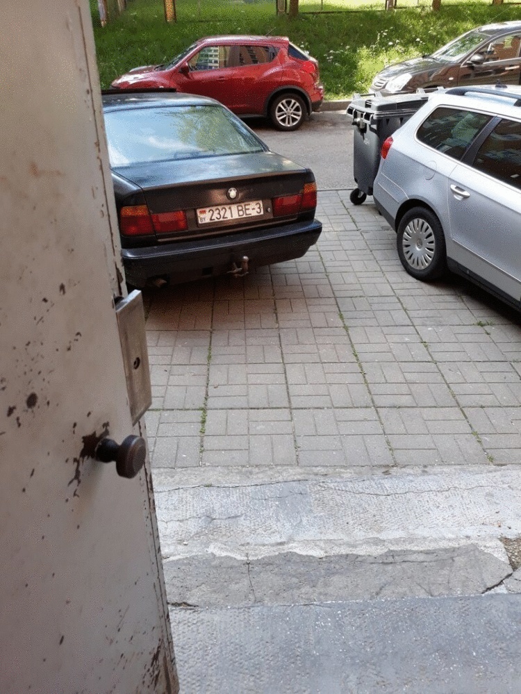 Я тоже живу в этом подъезде и мне моя машина не мешает.