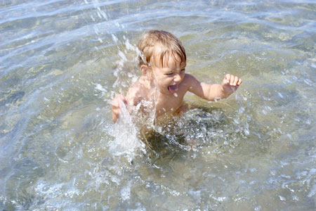 Океан лечит аутизм: что происходит с ребенком, поймавшим волну
