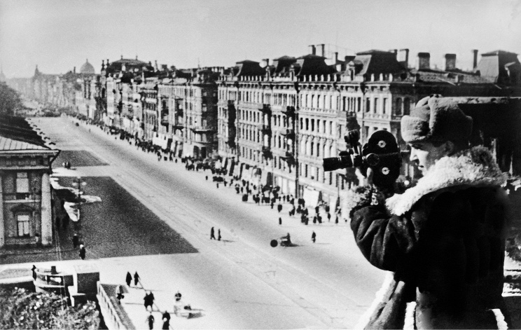 ID: 10619653 Описание: Советский Союз. Ленинград. Кинооператор Борис Шер на Невском проспекте во время блокады города. Фотохроника ТАСС