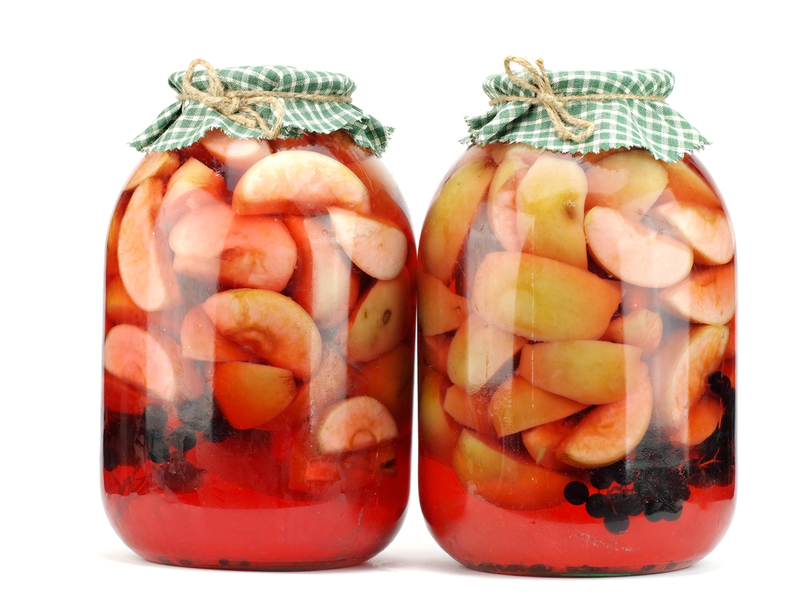 Для обогащения вкуса в яблочные компоты добавляют красную или чёрную смородину