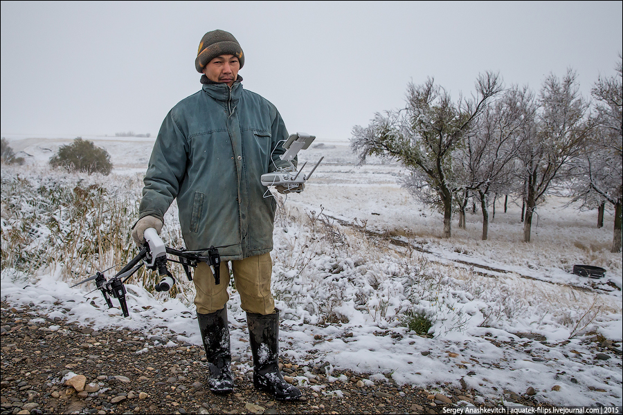 Казахский пастух с дроном