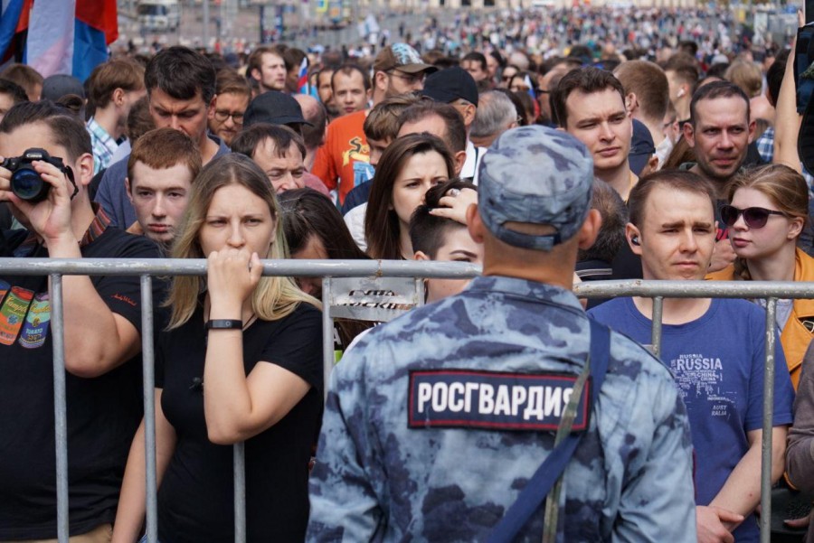 Навальнята развернули флаг, под которым убивают русских Донбасса Навальнята развернули флаг, под которым убивают русских Донбасса