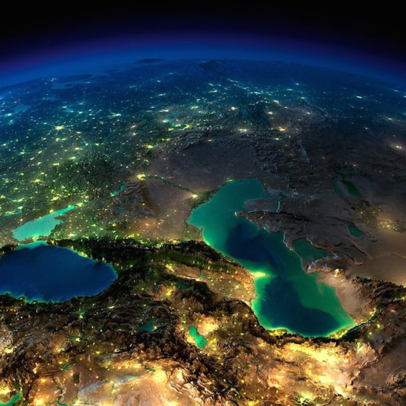 Кавказ, Каспийское и Черное море ночью без облаков.