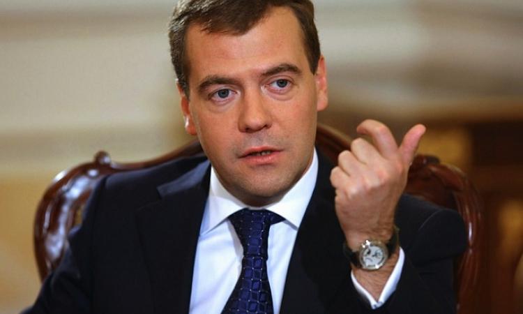 Медведев назвал позицию США глупой и слабой