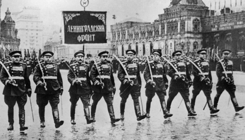 Мифы и легенды Парада Победы: Сталин, упавший с коня, и «власовский флаг» Мифы и легенды Парада Победы: Сталин, упавший с коня, и «власовский флаг»