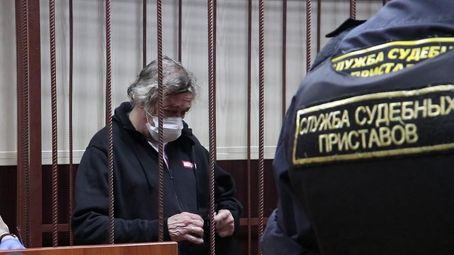 Адвокат рассказал, что Ефремов готов «усыновить» детей семьи Захарова
