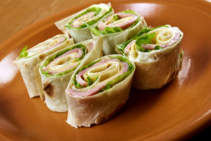 Рулеты с колбасой и зеленью. 13 вкусных и неизбитых закусок в лаваш