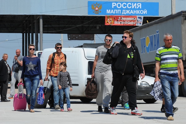 Украинские туристы потянулись на отдых в Крым Украинские туристы потянулись на отдых в Крым