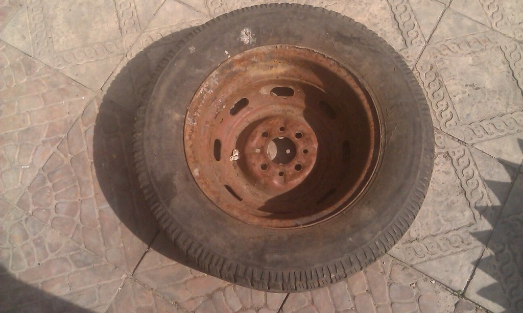 ваза из шины,мастер классс,мк,ваза из покрышки.вазон из автопокрышки,клумбы для цветов из старых автомобильных покрышек,своими руками.обустройство приусадебного участка,идеи для дачи,цветочные вазы из отходных материалов,идеи для сада,двора,напольные вазы