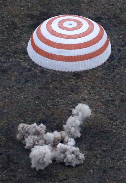 В Казахстане успешно приземлилась капсула с экипажем транспортного пилотируемого корабля «Союз ТМА-16М»