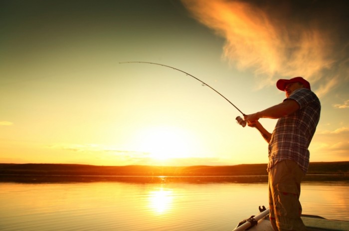 Fotolia 55772569 Subscription Monthly M 700x465 Рыбак с удочкой   Fisherman with a fishing rod