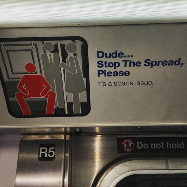 В нью-йоркском метро придумали оригинальный способ отвадить мужчин сидеть с широко расставленными ногами.