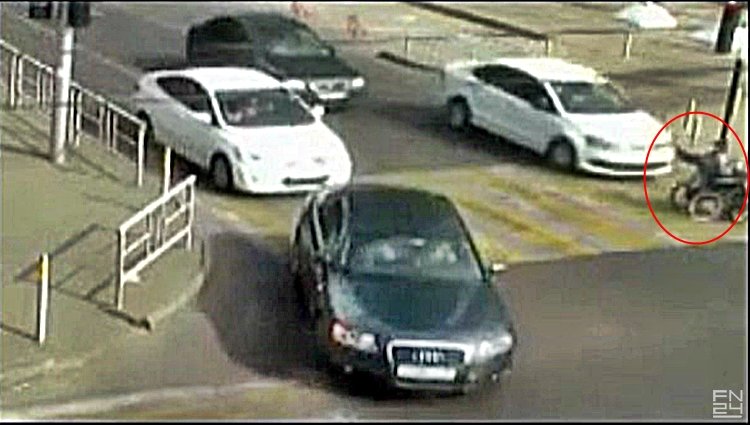 Видео дня: Сбил инвалида на переходе