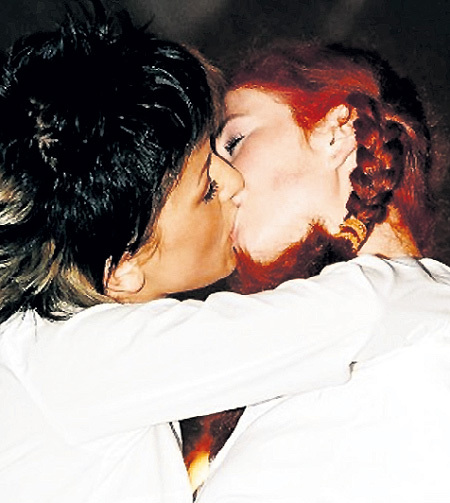 Юля ВОЛКОВА научила целоваться Лену КАТИНУ. Фото: topnews.ru