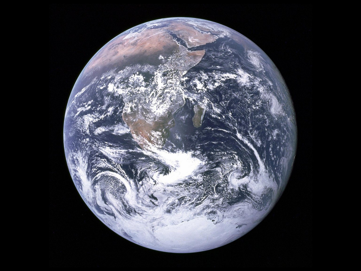 7 декабря 1972 года. «Синий марбл» — самый знаменитый снимок Земли. Фотография была сделана с космического корабля «Аполлон-17». Примечательно, что во время сьёмки эта сторона Земного шара была полностью освещена Солнцем. (NASA on The Commons)