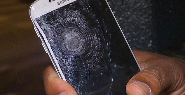 Парень выжил благодаря смартфону, парень выжил шрапнель смартфон взрыв в Париже, парень выжил смартфон взрывы в Париже