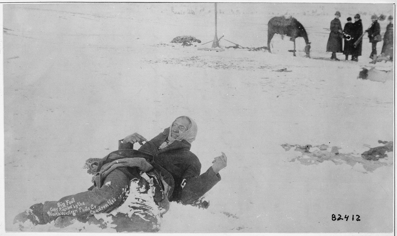 1890. Убитый вождь племени миннеконжу «Большая Нога» 1890. Убитый вождь племени миннеконжу «Большая Нога»