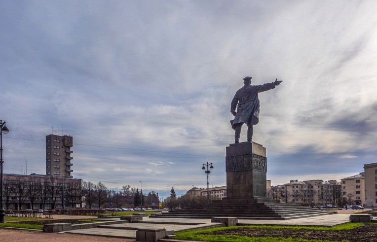 ID: 10845722 Дата съемки: 24.04.2015 Описание: Россия. Санкт-Петербург. Вид на памятник С.М. Кирову на Кировской площади. Руслан Шамуков/ТАСС