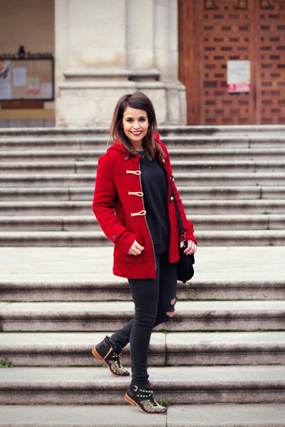 девушка в темно-синих джинсах