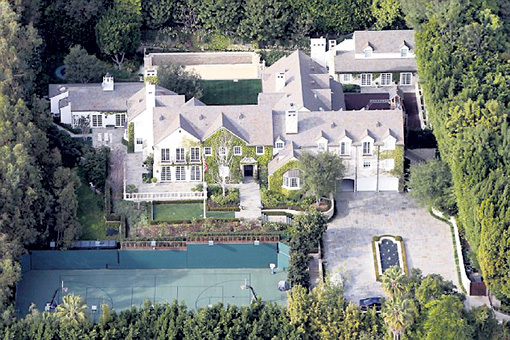 За поместье в Беверли-Хиллз хозяин хочет $50 миллионов. В 2007 году с тогдашней женой Кэти ХОЛМС актёр купил его за $30,5 миллиона