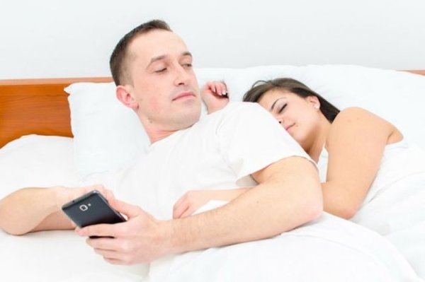 Как бы Вы отнеслись к тому, что Ваш муж сидит на сайтах знакомств типа для общения?