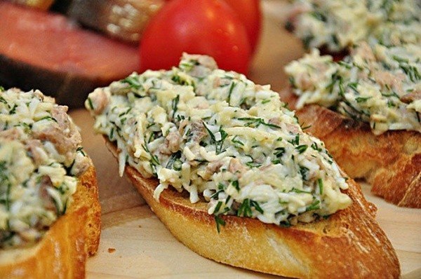 Бутерброды с печенью трески и сыром