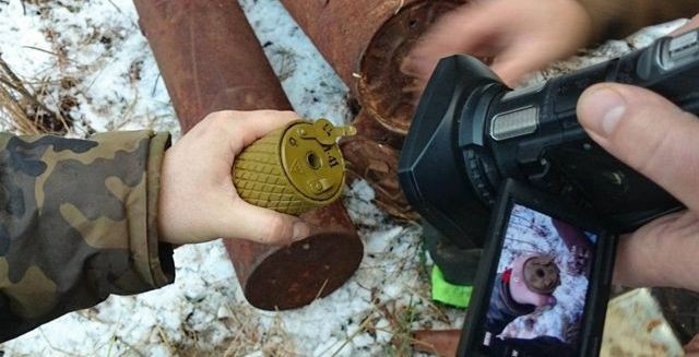 Из-под земли извлекли спрятанный фашистами боевой набор диверсанта Из-под земли извлекли спрятанный фашистами боевой набор диверсанта диверсанты, поискови, тайник, эхо войны