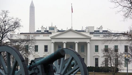 Помощник Трампа мог быть уволен из-за подозрения в финансовых преступлениях Помощник Трампа мог быть уволен из-за подозрения в финансовых преступлениях